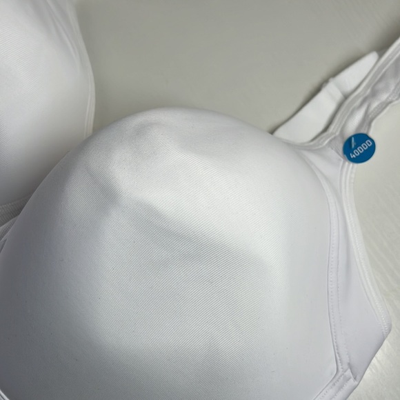 NWT. White bra with lining. - Picture 3 of 4